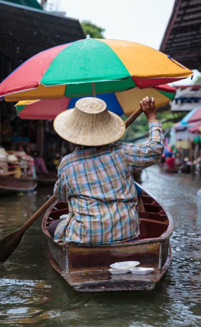 אישה תאילנד על סירה